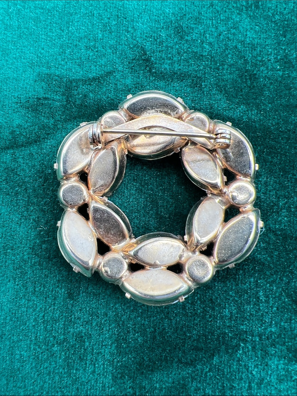 VTG White Wreath Brooch • Milk Glass • Gold Tone - Picture 2 of 5